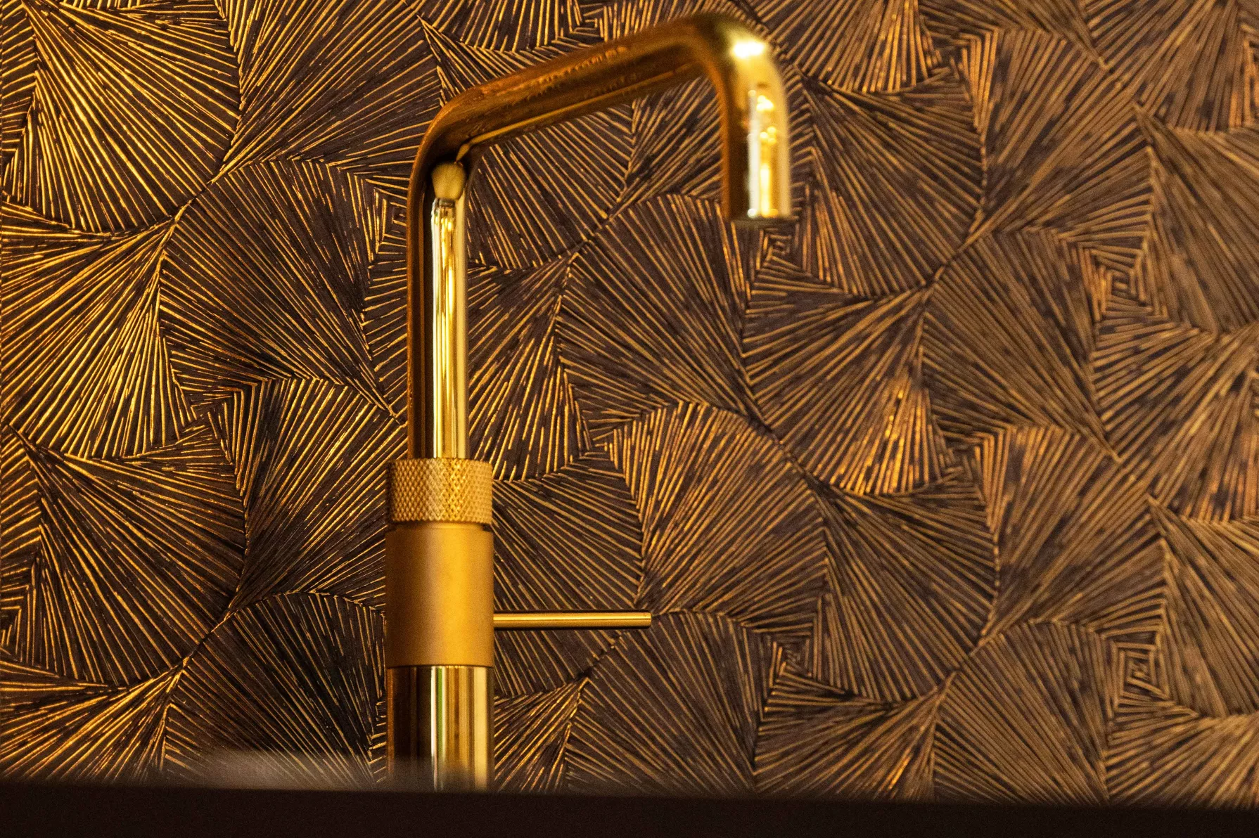 Gouden kraan en gouden behang met reliëf